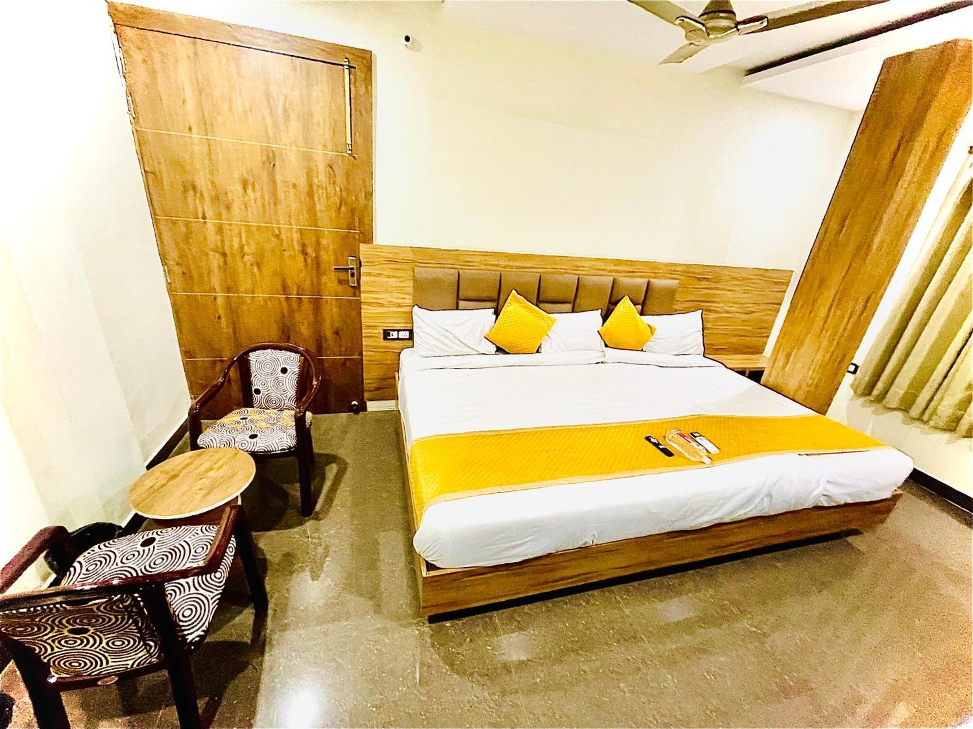 Nidhivan Mukund - Best Rated Area - In House Parking Guest house Vrindavan